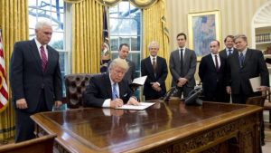 Trump firmando orden ejecutiva